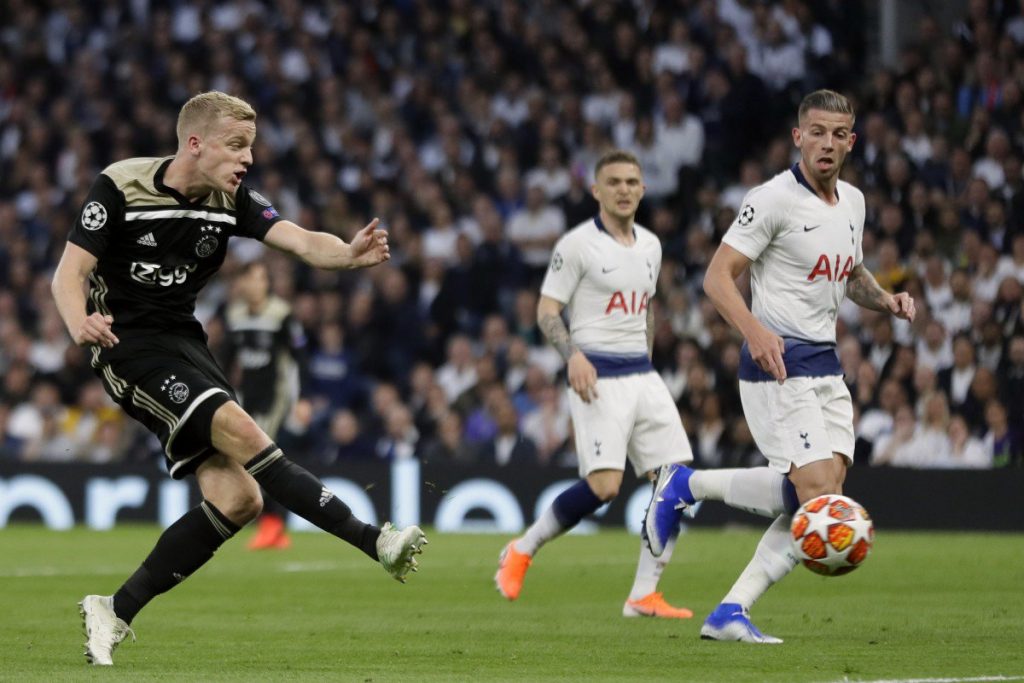 Donny van de Beek goal Tottenham 0-1