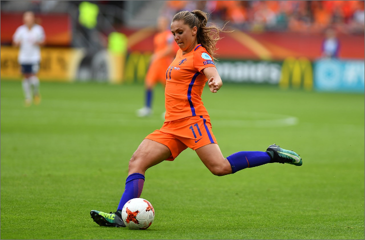 lieke martens schiet bal