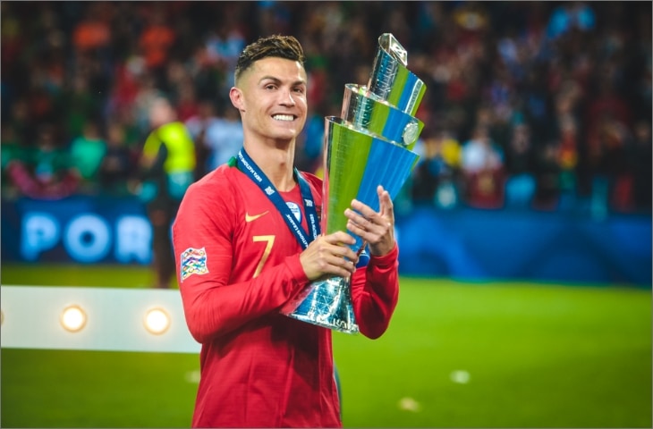 christiano ronaldo met gewonnen beker in zijn handen