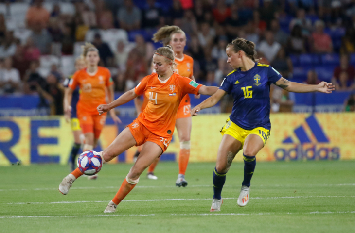 jackie groenen schiet bal op wk wedstrijd tegen zweden