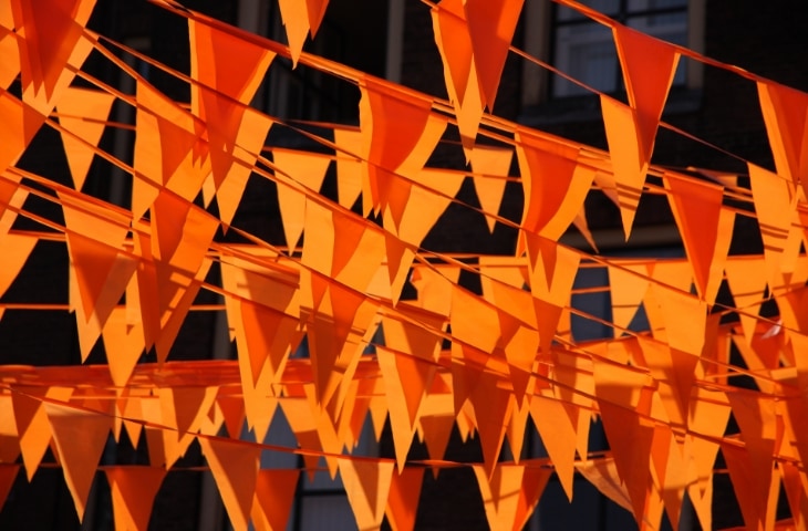 oranje vlaggetjes aan lijn