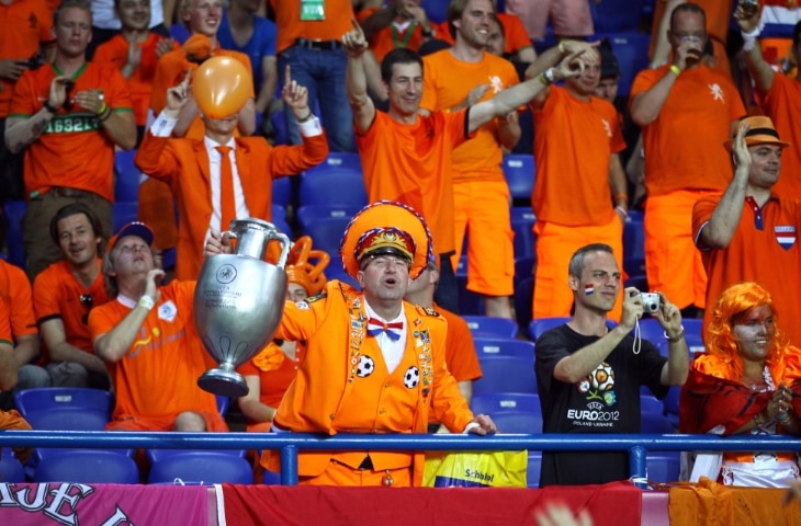 oranje fans man met beker op tribune