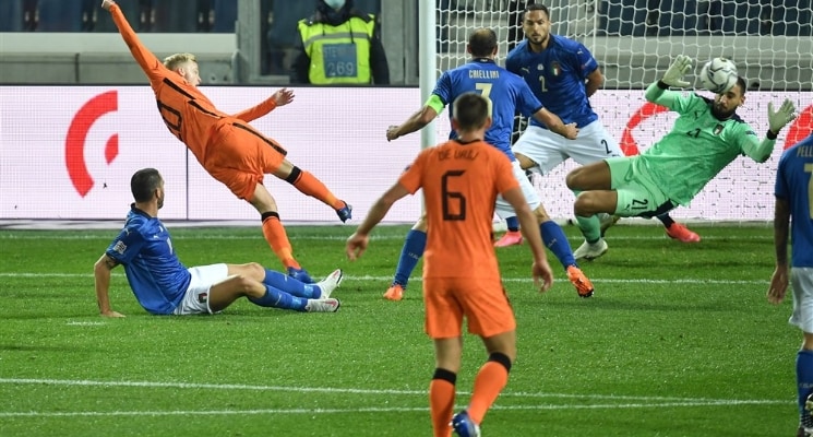 donny van de beek scoort voor oranje tegen italie