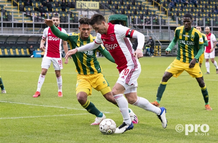 dusan tadic ajax in actie met bal tegen ado den haag