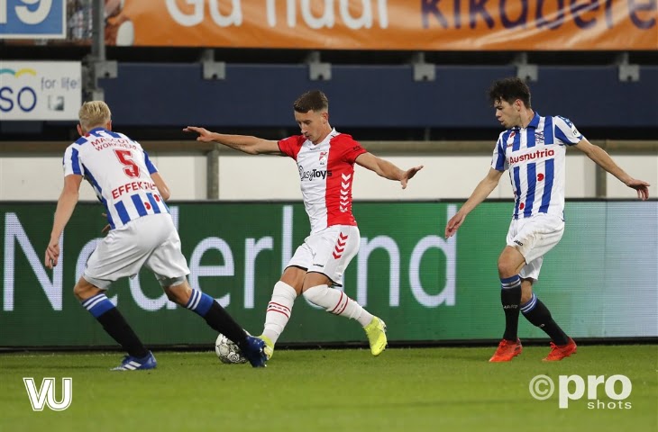 fc emmen speler tegen twee sc heerenveen spelers